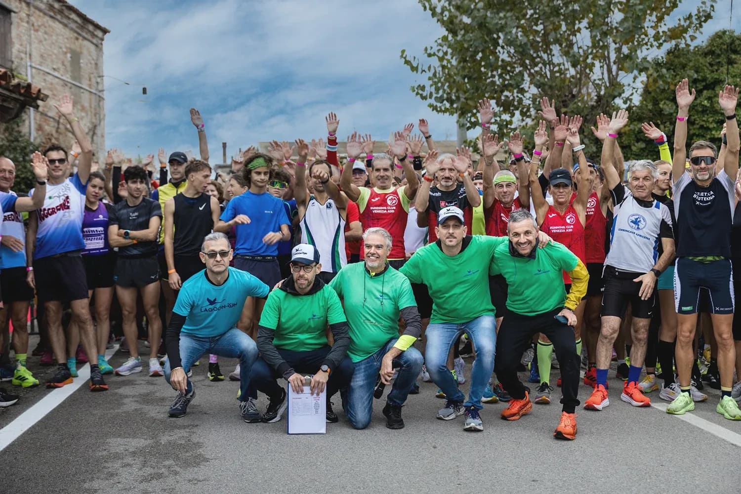 Foto di gruppo dei partecipanti alla partenza della Lagoon Run