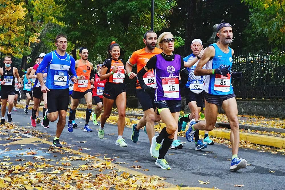 Un gruppo di atleti lungo il percorso tra le foglie d'autunno
