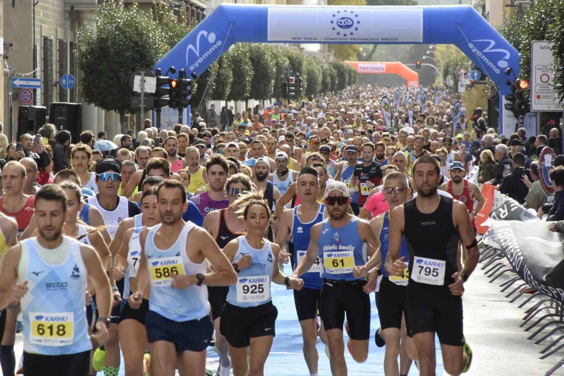 Il gruppo nei primi metri della Maratonina Città di Arezzo