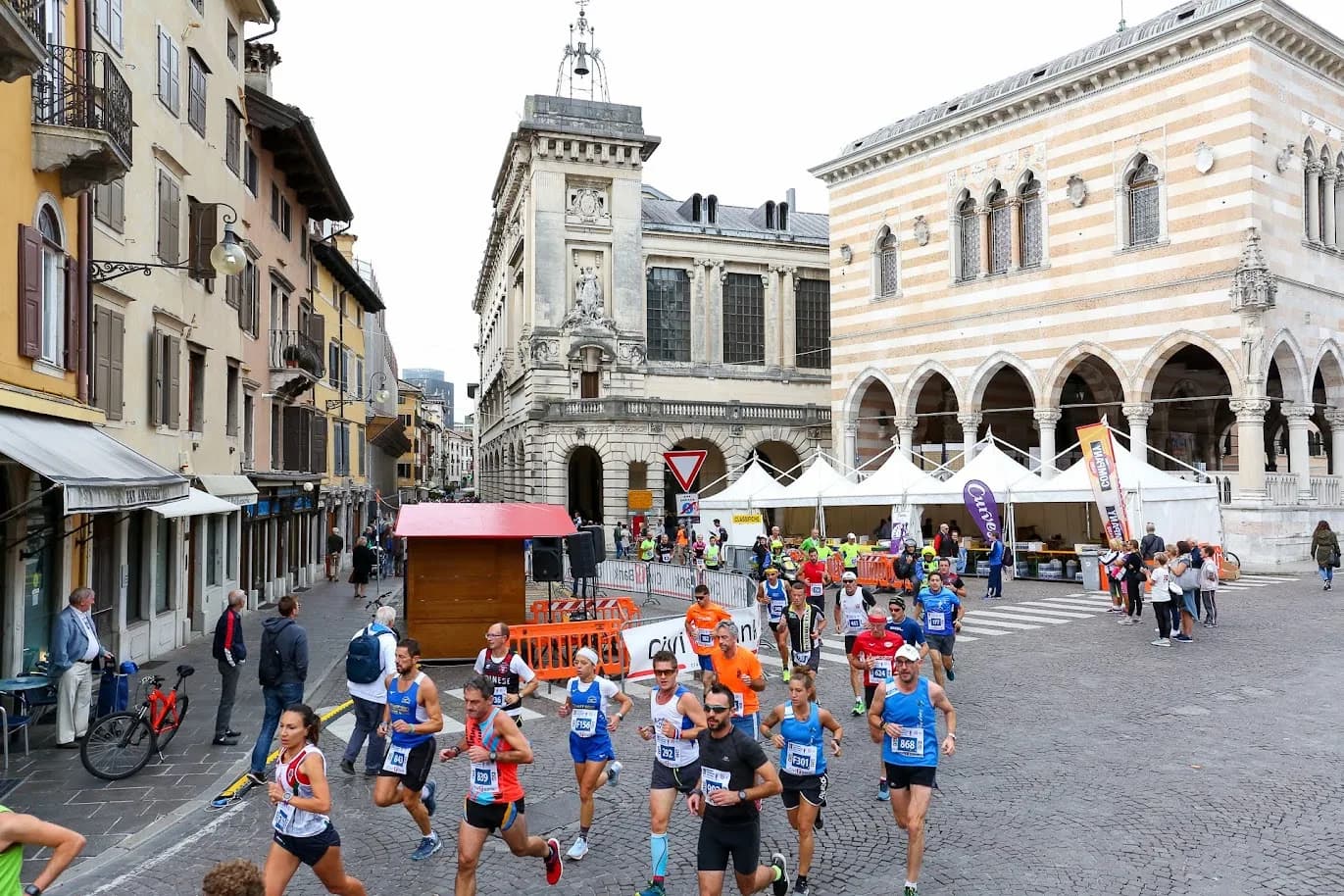 Corridori in Piazza della Libertà, davanti alla Loggia del Lionello